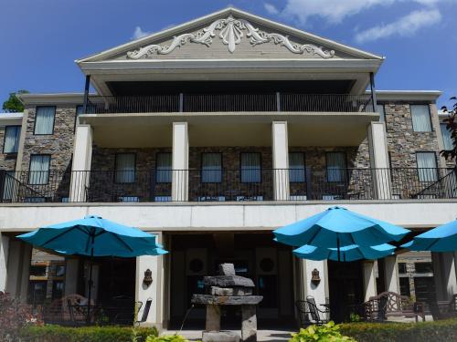 Exterior of Niagara Crossing Hotel & Spa