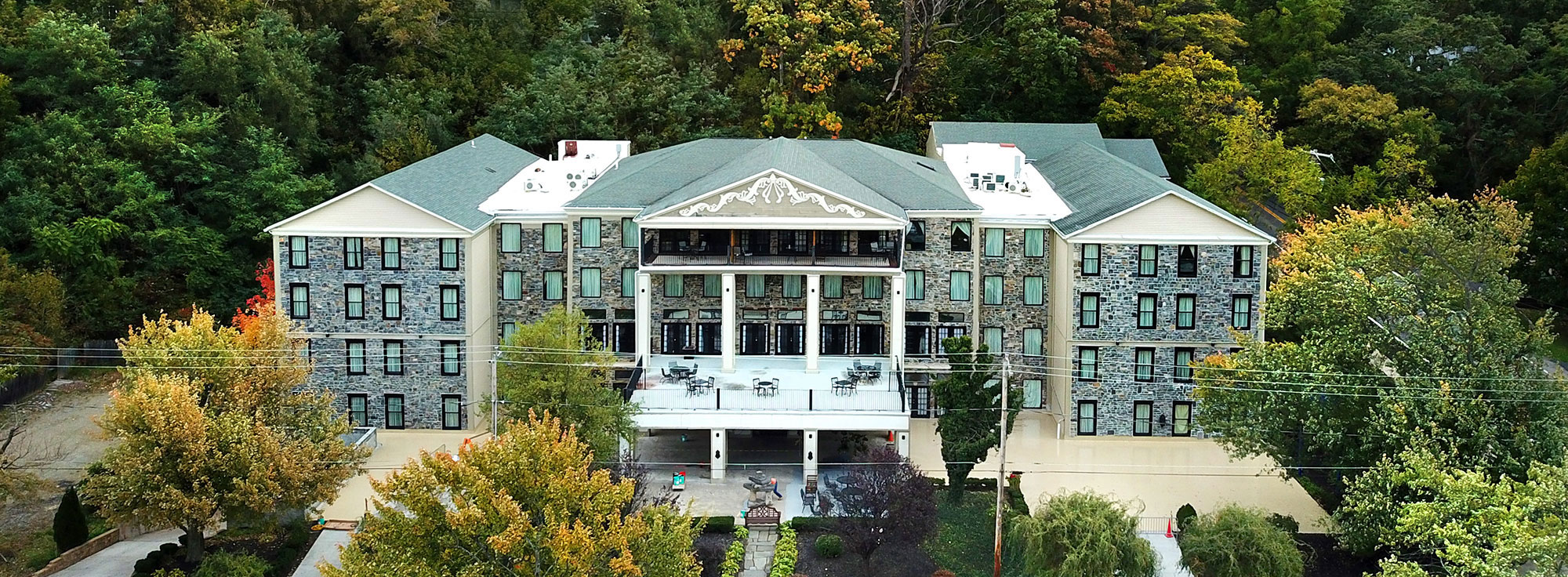 aerial view of Niagara Crossing Hotel & Spa
