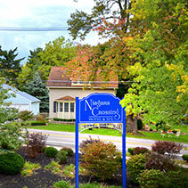 exterior sign for Niagara Crossing Hotel & Spa